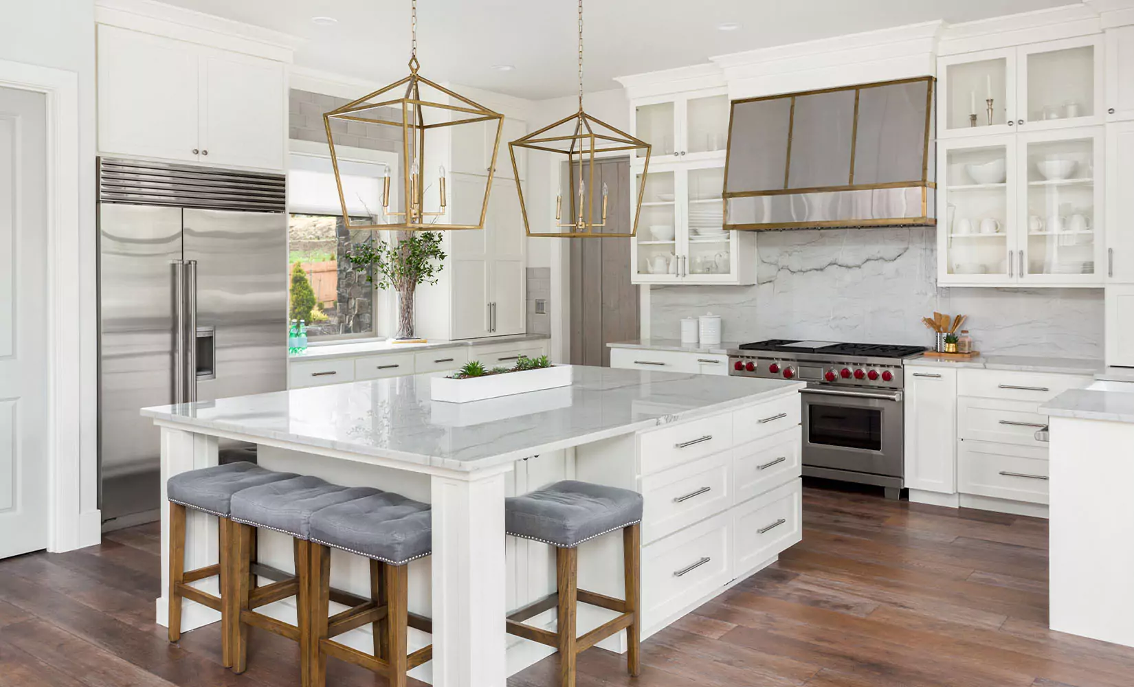 Large u-shaped kitchen with kitchen island in center.